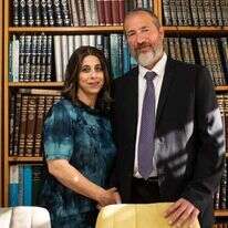 מוביל היוזמה, מנהל הארגון העולמי של בתי הכנסת, הרב שמואל סלוטקי ואשתו טלי. | נעמה גרינבאום
