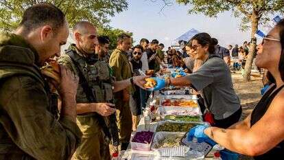 אזרחים מגישים אוכל לחיילי צה"ל בדרום. | אורן בן חקון, פלאש 90