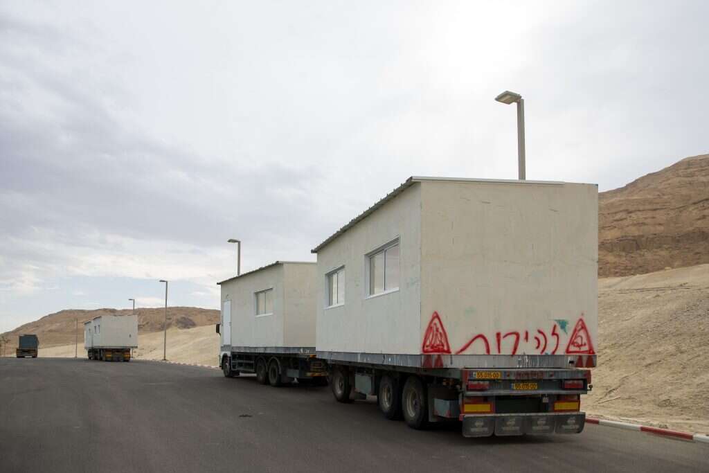 מטאפורה מדויקת. קרווילות על משאית בדרך. | לירון מולדובן