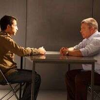 "קפטן לואי חשף את זהותו". חסן מסעב יוסף ומפעילו גונן בן־יצחק, מתוך הסרט "הנסיך הירוק", 2014 "קפטן לואי חשף את זהותו". חסן מסעב יוסף ומפעילו גונן בן־יצחק, מתוך הסרט "הנסיך הירוק", 2014