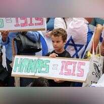 ילד במהלך הפגנת תמיכה בישראל בכיכר סנט ג'אומה בברצלונה. | לואיס ג'נה/ איי. אף. פי