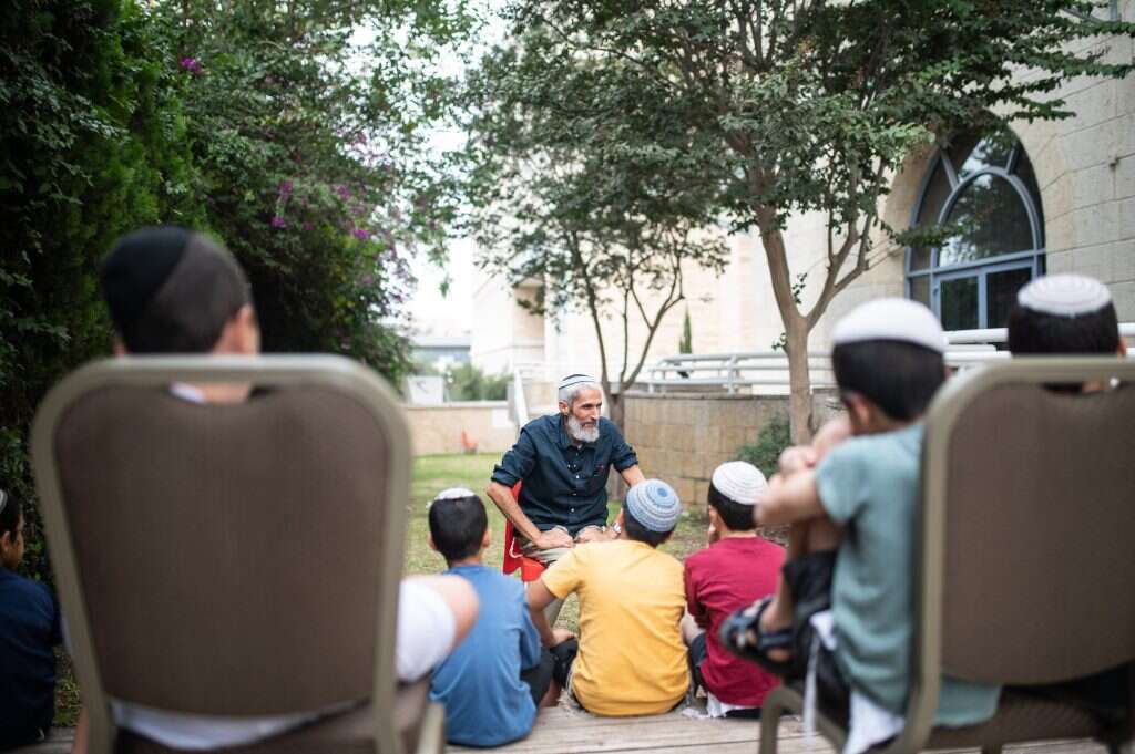 שיעור פרשת שבוע בחצר. תלמידים במלון. | נעמה גרינבאום