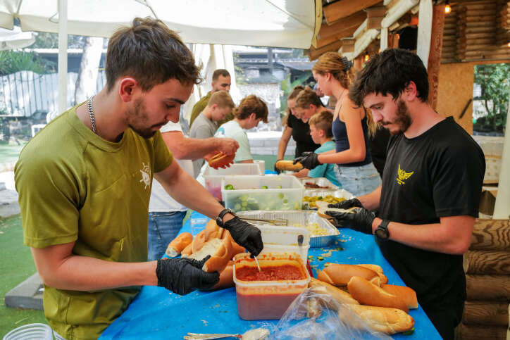 Israeli volunteers of all ages collect, cook and deliver BBQ sandwiches free of charge for the thousands of reserve soldiers stationed in the Golan Heights, October 10, 2023. Photo by Michael Giladi/Flash90 *** Local Caption *** ??????
??"?
??????
?????
????
??????
?????
???????
???????