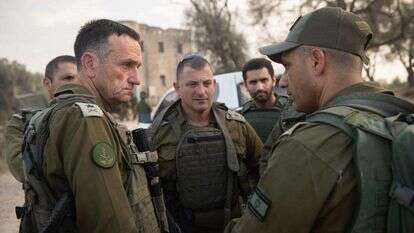 הערכת מצב שקיים הרמטכ״ל, רב-אלוף הרצי הלוי עם המפקדים והכוחות הלוחמים בדרום. | - דובר צה"ל הערכת מצב שקיים הרמטכ״ל, רב-אלוף הרצי הלוי עם המפקדים והכוחות הלוחמים בדרום. | - דובר צה"ל