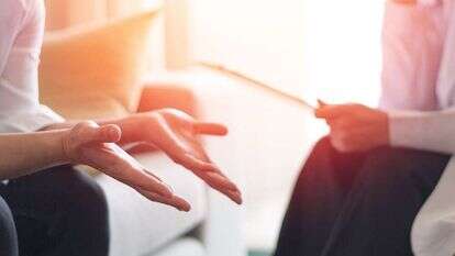 שיחות על הספה. | שאטרסטוק