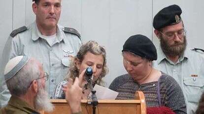 חווה מרק, אימו של פדיה ז"ל בהלוויתו. | מסך מתוך שידור ההלויה חווה מרק, אימו של פדיה ז"ל בהלוויתו. | מסך מתוך שידור ההלויה