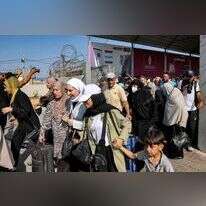 עזתים יוצאים למצרים דרך מעבר רפיח, בתחילת המלחמה | AFP