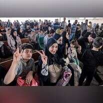 עזתים באזור ההמתנה במעבר רפיח לקראת יציאה למצרים. | AFP