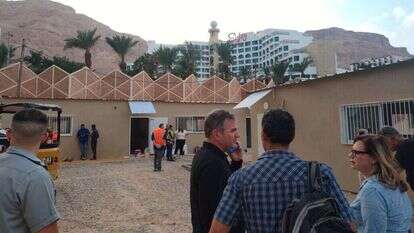 יואב קיש מסייר עם פיני הרוש בבית הספר החדש בים המלח. | ישי אלמקייס