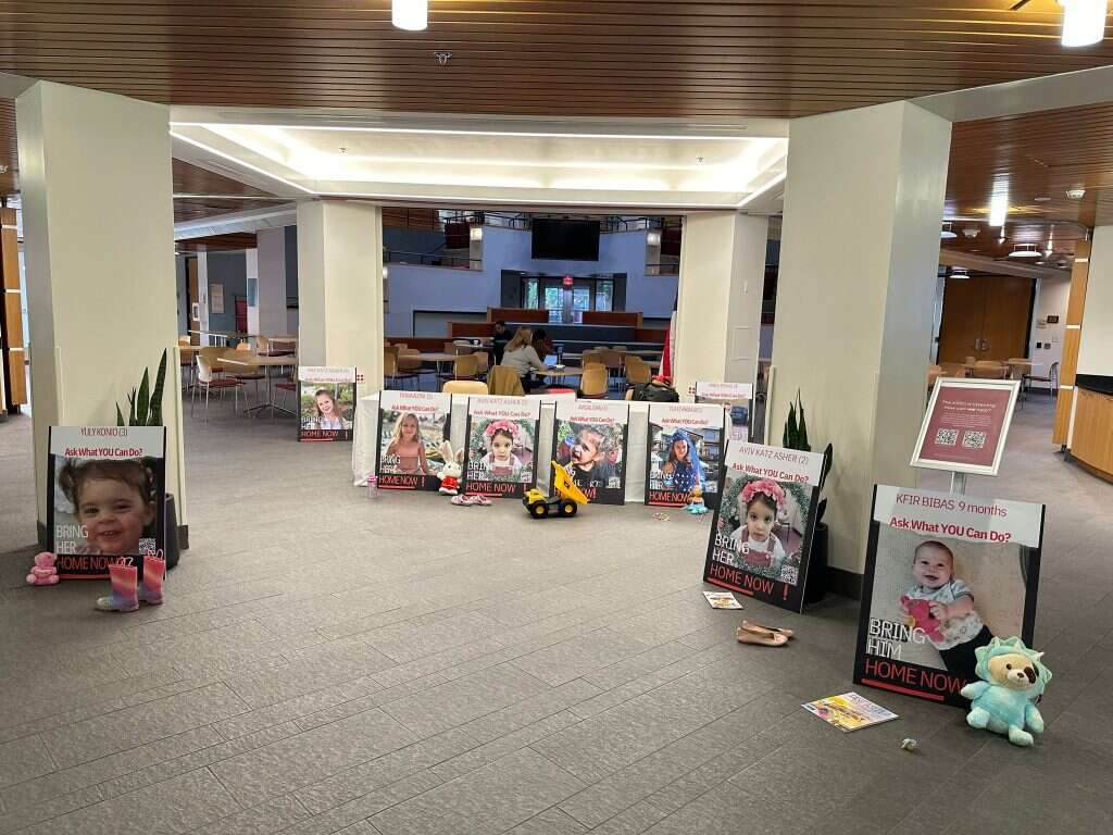 מיצג למען החטופים בקנדי סקול הרווארד. | רחל שקרגי