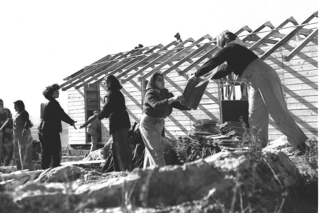 היו שותפות לסבל אך לא ליצירה. נשות קיבוץ יסעור בונות צריף. 1939. | לע"מ היו שותפות לסבל אך לא ליצירה. נשות קיבוץ יסעור בונות צריף. 1939. | לע"מ