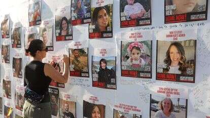 ההיסטוריה מתגמדת לעומת עכשיו. תמונות החטופים על קירות תל-אביב. | איי.אף.פי