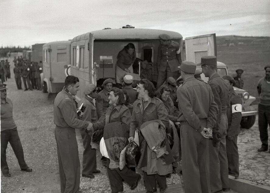 המציאות בארץ טפחה על פני החלוצות. שבויות ישראליות שבות ממצרים. 1949. | ארכיון המדינה, אוסף מיתר, האוסף הלאומי לתצלומים ע"ש משפחת פריצקר, הספריה הלאומית. המציאות בארץ טפחה על פני החלוצות. שבויות ישראליות שבות ממצרים. 1949. | ארכיון המדינה, אוסף מיתר, האוסף הלאומי לתצלומים ע"ש משפחת פריצקר, הספריה הלאומית.