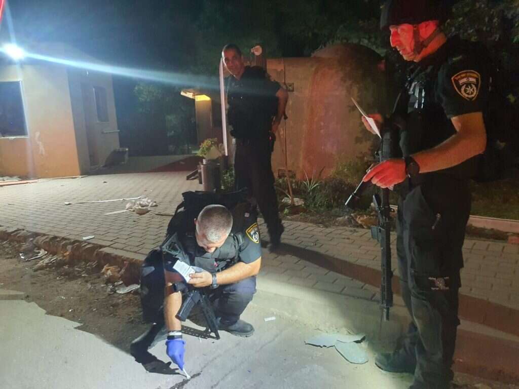 עבודה שונה מאוד מאשר במכון. אנשי מז"פ אוספים ממצאים ביישובי העוטף עבודה שונה מאוד מאשר במכון. אנשי מז"פ אוספים ממצאים ביישובי העוטף