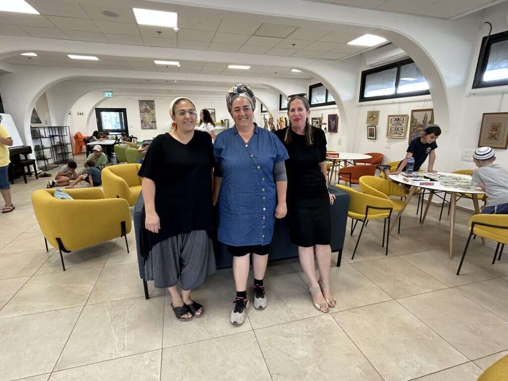 רחלי רונד, ענבל פורמן ושפרה רנד ממושב נוב. | אריאל שנבל