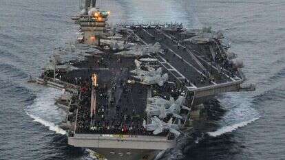 נושאת המטוסים האמריקנית אייזנהאואר בדרכה למזרח התיכון, לפני כשבועיים. | איי.אף.פי