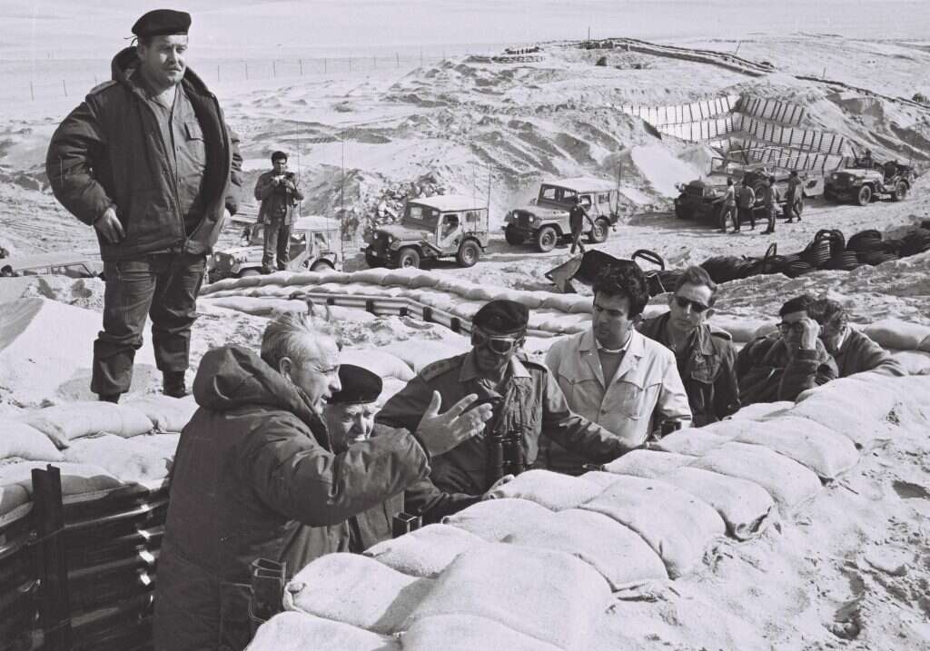 "אי אפשר היה להקים קו מטומטם יותר". ביקור רה"מ בן גוריון בקו בר-לב עם אריאל שרון, 1971. | דו"צ