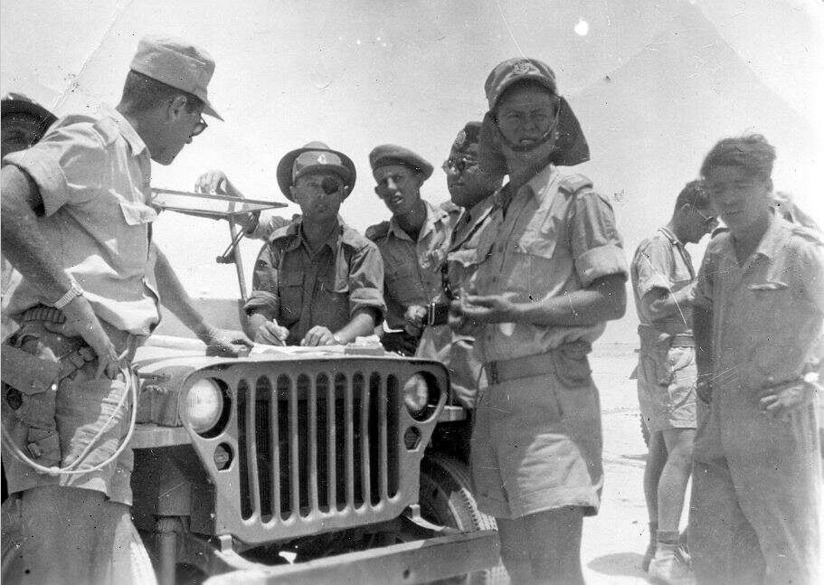 "אמית מאד אבל בור מבחינה צבאית". משה דיין במלחמת העצמאות. | נדב מן, ביתמונה. מאוסף שמואל דיין, מקור- זהר בצר, האוסף הלאומי לתצלומים על שם משפחת פריצקר, הספריה הלאומית