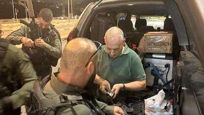 שמעון בטאט ומחלק ציוד לחיילים, השבוע