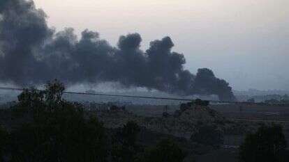 עשן מיתמר מתקיפות חיל האוויר השבת בחאן יונס. | EPA