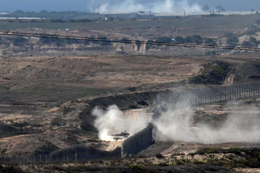 טנק חודר לתוך רצועת עזה. | AFP