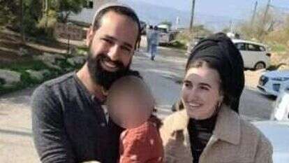 ידידיה אליהו הי"ד, עם אשתו ובנותיו. | באדיבות המשפחה