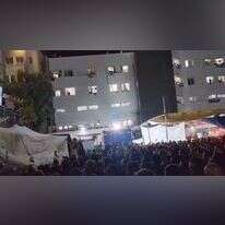 הקרנה מחוץ לבית חולים שיפא של התקפת החמאס. | מסך מתוך טוויטר