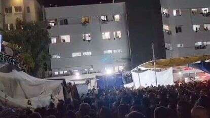 הקרנה מחוץ לבית חולים שיפא של התקפת החמאס. | מסך מתוך טוויטר