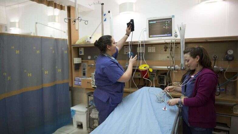 אחיות בבית החולים הדסה עין כרם. אילוסטרציה. | יונתן זינדל פלאש 90 אחיות בבית החולים הדסה עין כרם. אילוסטרציה. | יונתן זינדל פלאש 90