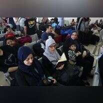 פלסטינים ממתינים לחצות את מעבר רפיח. | AFP