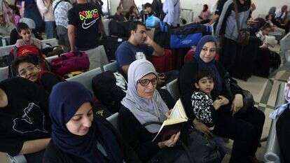 פלסטינים ממתינים לחצות את מעבר רפיח. | AFP