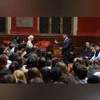 בן שפירו בעימות באוניברסיטת אוקספורד בבריטניה. | מסך מתוך עמוד היוטיוב של בן שפירו