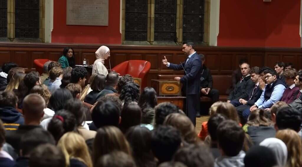 בן שפירו בעימות באוניברסיטת אוקספורד בבריטניה. | מסך מתוך עמוד היוטיוב של בן שפירו