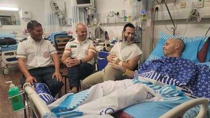 המפגש המרגש, מימין לשמאל: מיכאל גוסטמן, בועז בירן, מנחם בלומנטל וחנניה אלמקייס. | דוברות מד"א