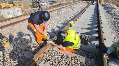 פעולות שיקום מסילות הרכבת בדרום. | רכבת ישראל