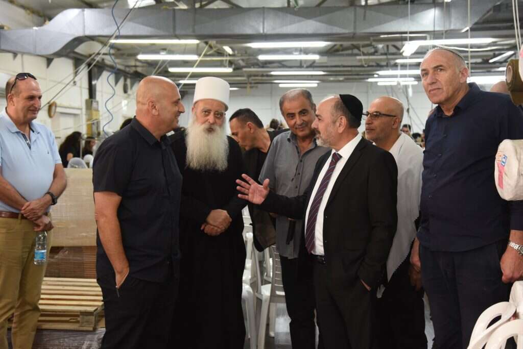 שר הרווחה יעקב מרגי בביקור במתפרת "המשקם" על שם שני קציני צה"ל מהעדה הדרוזית שנפלו במלחמה. | "המשקם" שר הרווחה יעקב מרגי בביקור במתפרת "המשקם" על שם שני קציני צה"ל מהעדה הדרוזית שנפלו במלחמה. | "המשקם"