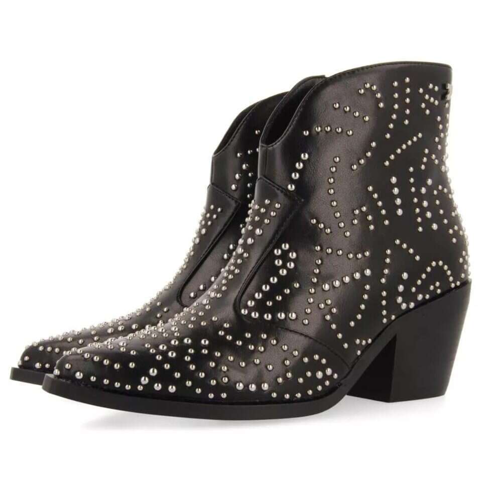 20% הנחה על כל מותגי ההנעלה ברשת הלב הכחול, כולל כפל מבצעים. | יחצ חול