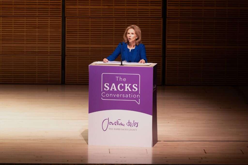 גילה, ביתו של הרב ייונתן זקס. | Zush Photography