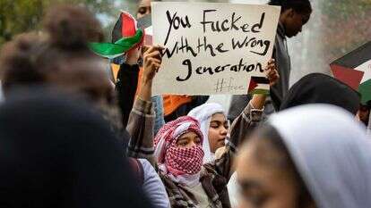 סטודנטים באוניברסיטת ניו־יורק מפגינים בעד חמאס. | רויטרס