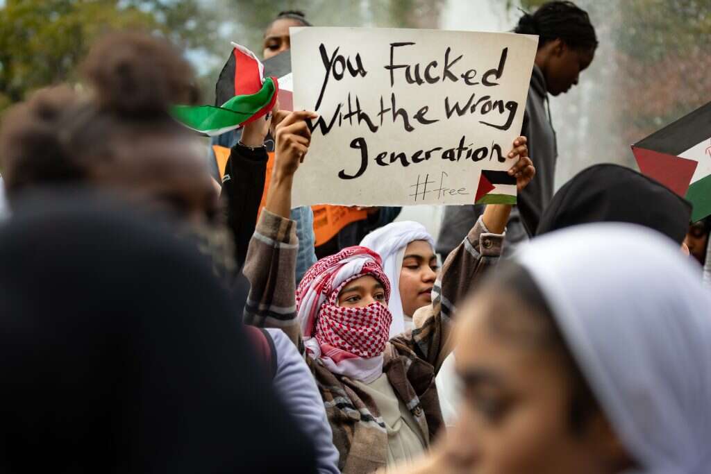 סטודנטים באוניברסיטת ניו־יורק מפגינים בעד חמאס. | רויטרס