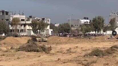 עזתים יורדים לדרום הרצועה באבטחת טנק צה"לי. | מסך, דובר צה"ל בערבית