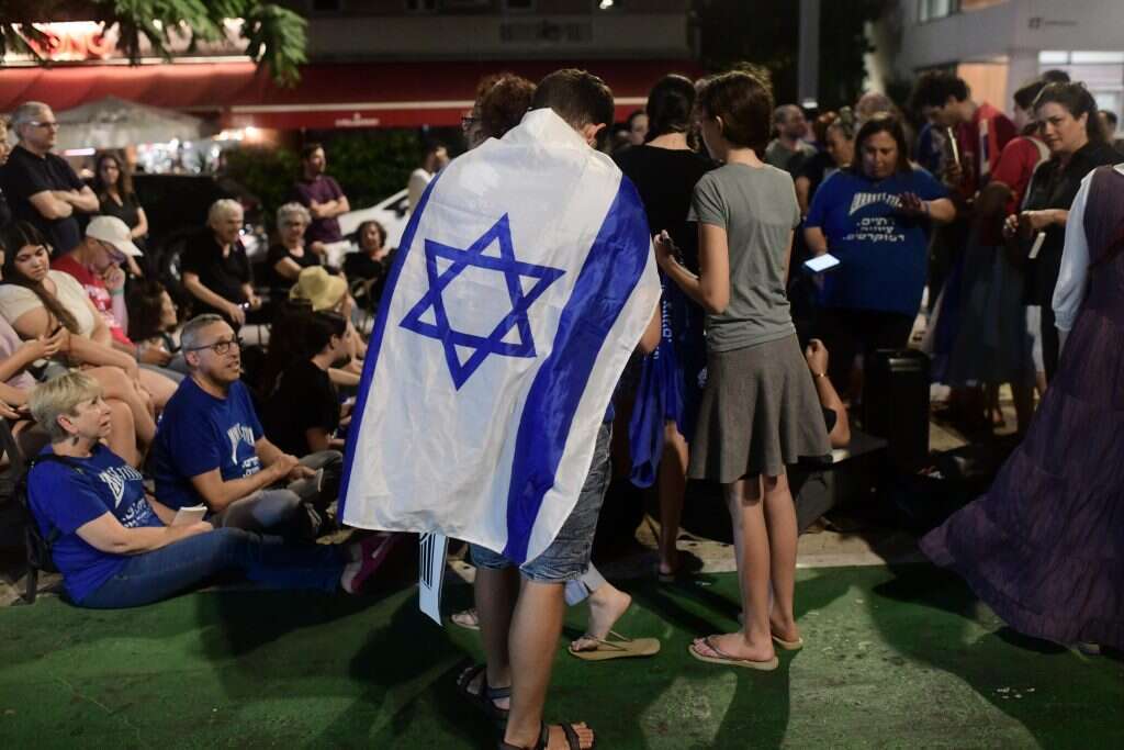 נער עטוף בדגל ישראל בערב תשעה באב. | תומר נויברג/פלאש90