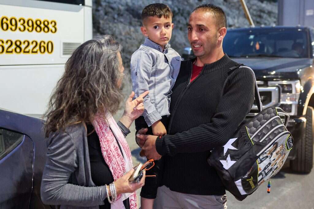 "בתוך מעשה טוב אפשר לתמוך במשהו רע". פעילת שמאל מסייעת לילד פלסטיני החולה בסרטן להגיע לטיפול. | איי.אף.פי "בתוך מעשה טוב אפשר לתמוך במשהו רע". פעילת שמאל מסייעת לילד פלסטיני החולה בסרטן להגיע לטיפול. | איי.אף.פי