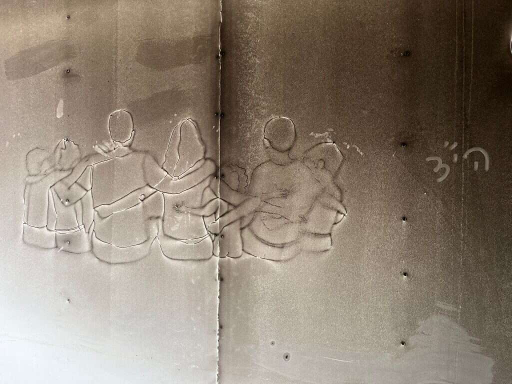 איור שצויר בפיח באחד הבתים השרופים בבארי. | רם כהן