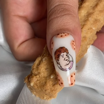 ציפורניים עם איור של רחל מאופקים. | מסך מחשבון האינסטגרם של nailsbyzohar