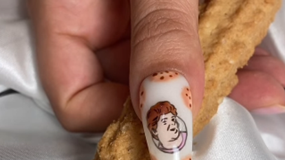 ציפורניים עם איור של רחל מאופקים. | מסך מחשבון האינסטגרם של nailsbyzohar