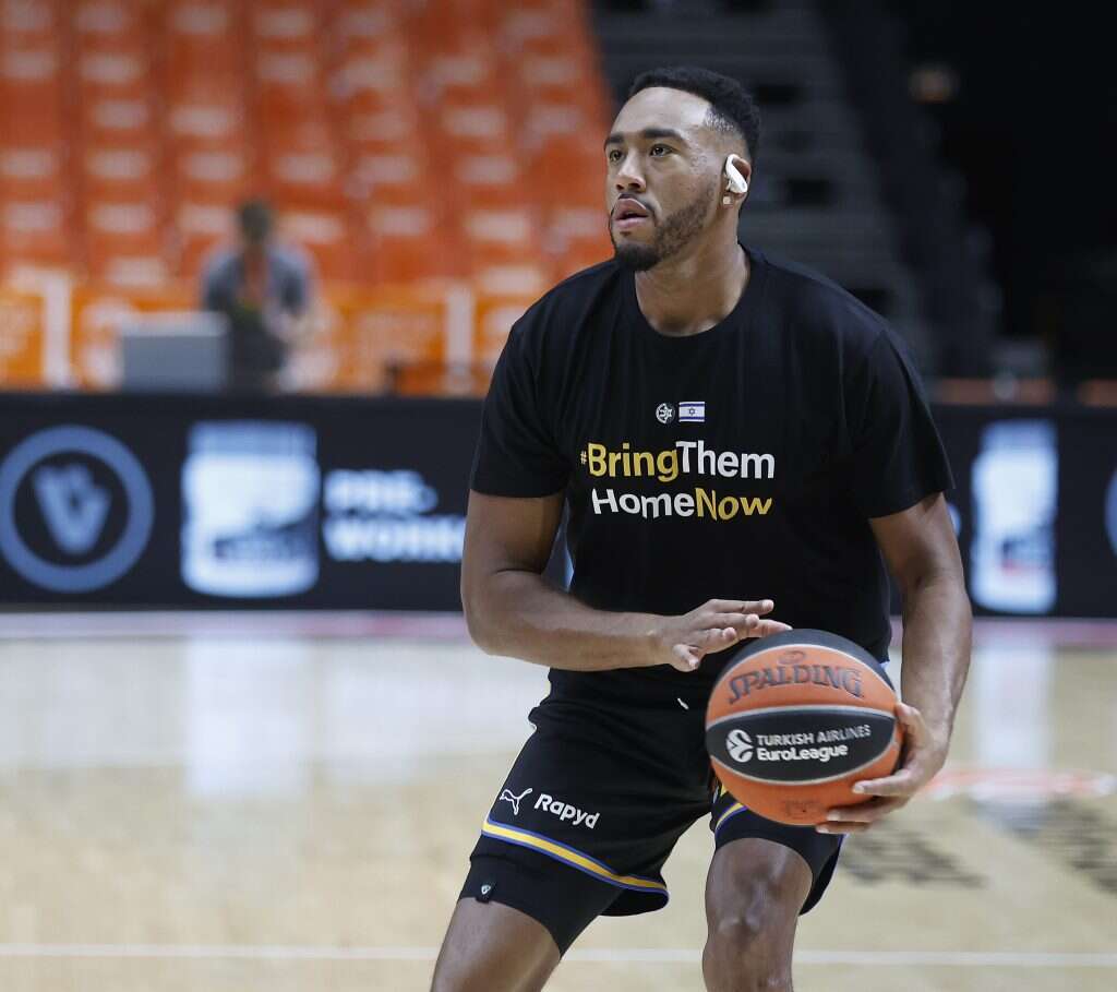 להעלות את המודעות באירופה. שחקני מכבי תל–אביב על המגרש. | מכבי Playtika תל–אביב