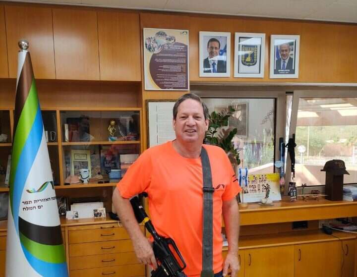 ונגר לא נח לרגע משמש גם כנהג אמבולנס וחבר כיתת הכוננות ולכן הוא מגיע לכל מקום עם m-16