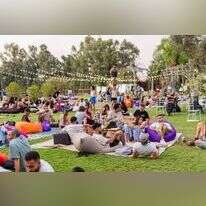 ניצולי המסיבה ברעים יושבים על הדשא בחוות רונית | נעמה שטרן