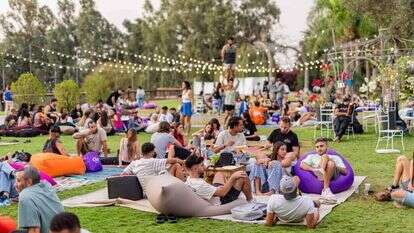 ניצולי המסיבה ברעים יושבים על הדשא בחוות רונית | נעמה שטרן